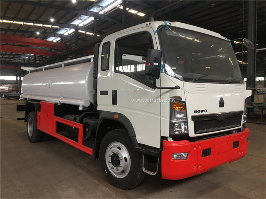 HOWO 8000L fuel tank truck