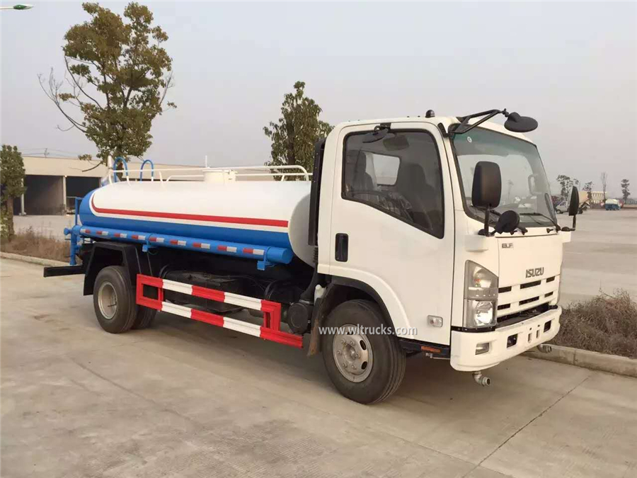 Isuzu water sprinkler truck