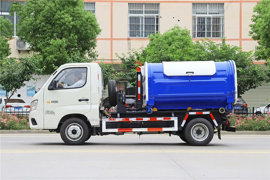 4 tyre Foton gasoline 2 ton roll off hook lift garbage dump truck