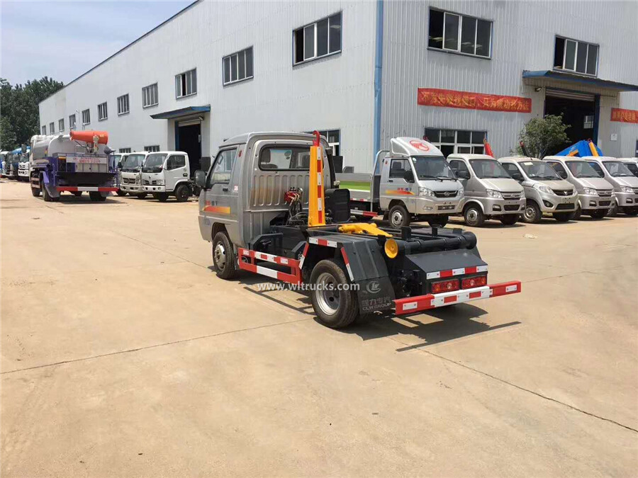 4 wheel KAMA 3000L hydraulic lifter garbage truck