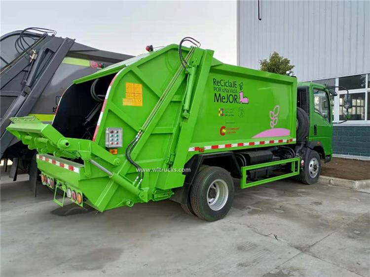 6 tire Sinotruk Howo 5cbm compactor rubbish truck