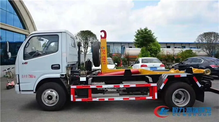 Dongfeng 5-6 cubic meters hook lift garbage truck