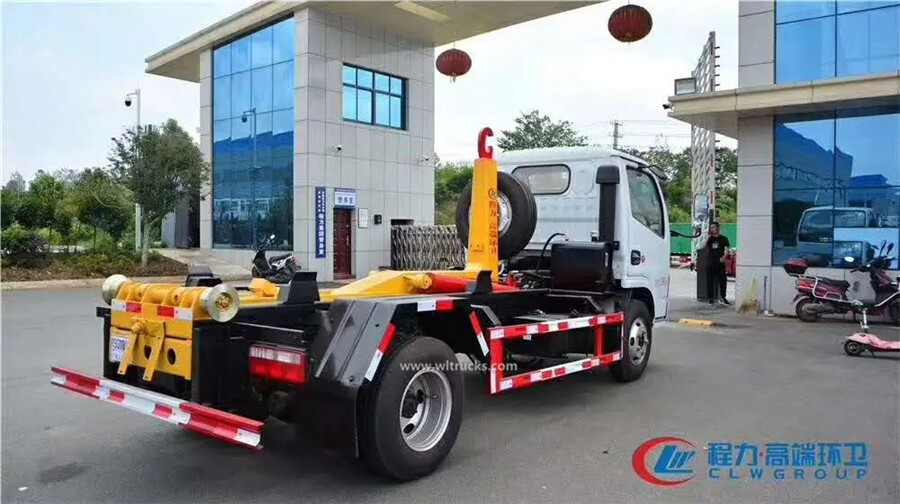 Dongfeng 5-6m3 hook arm lifting garbage truck