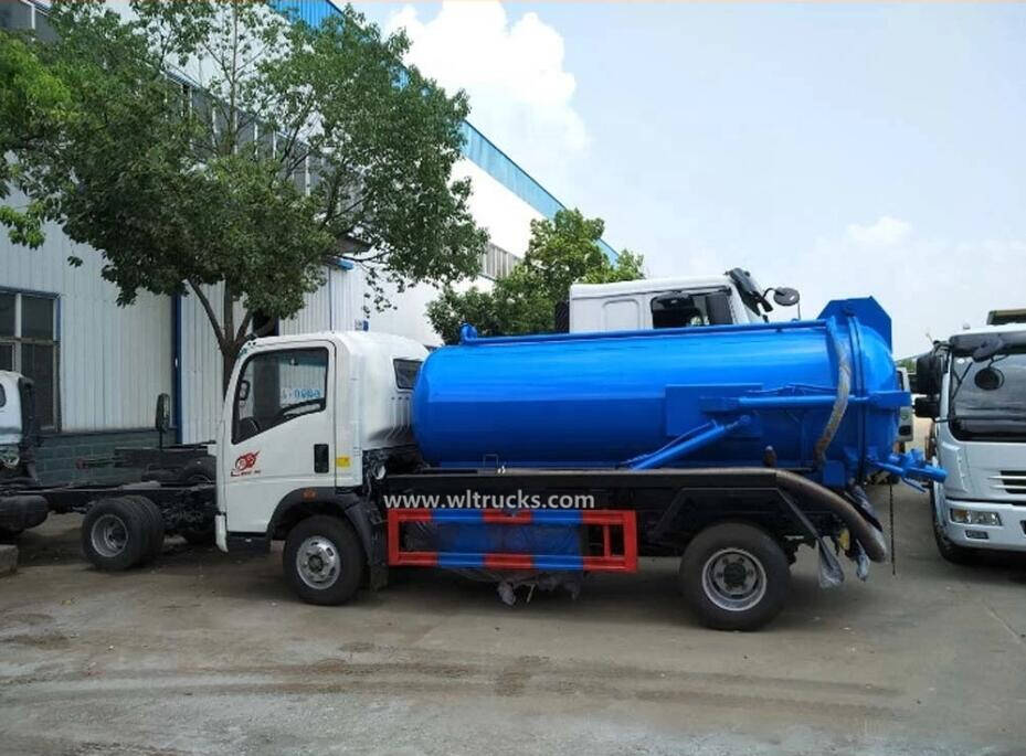 HOWO 5000 liters sewage suction truck