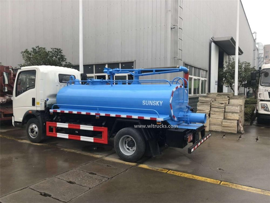 Sinotruk HOWO 5 ton septic tank vacuum trucks