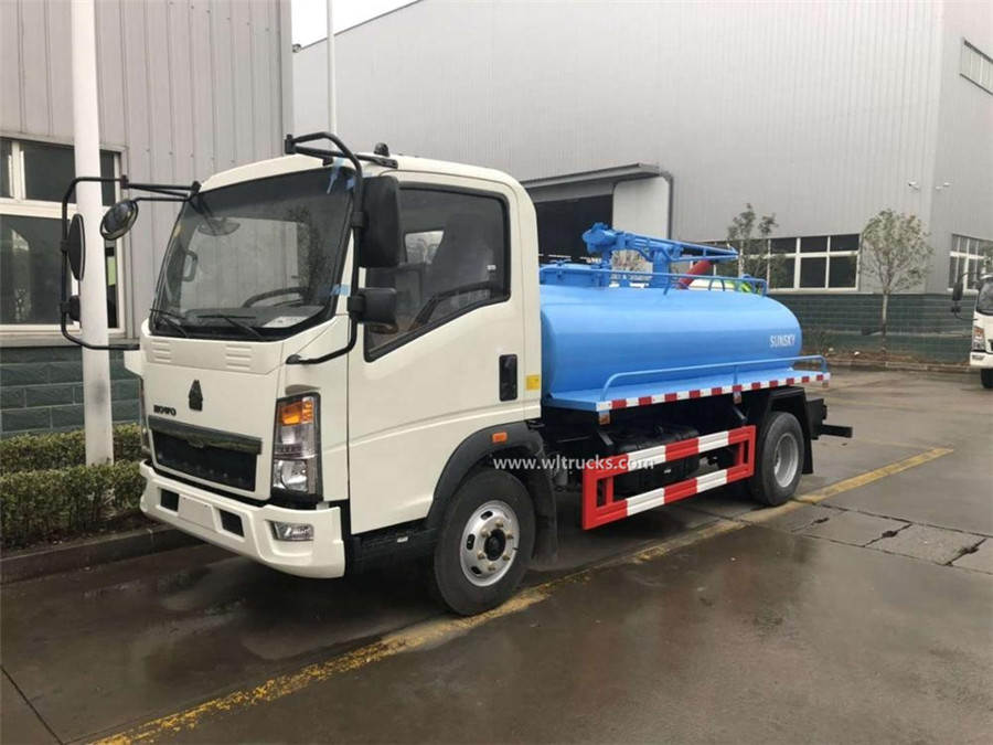 Sinotruk HOWO 5000L toilet vacuum truck