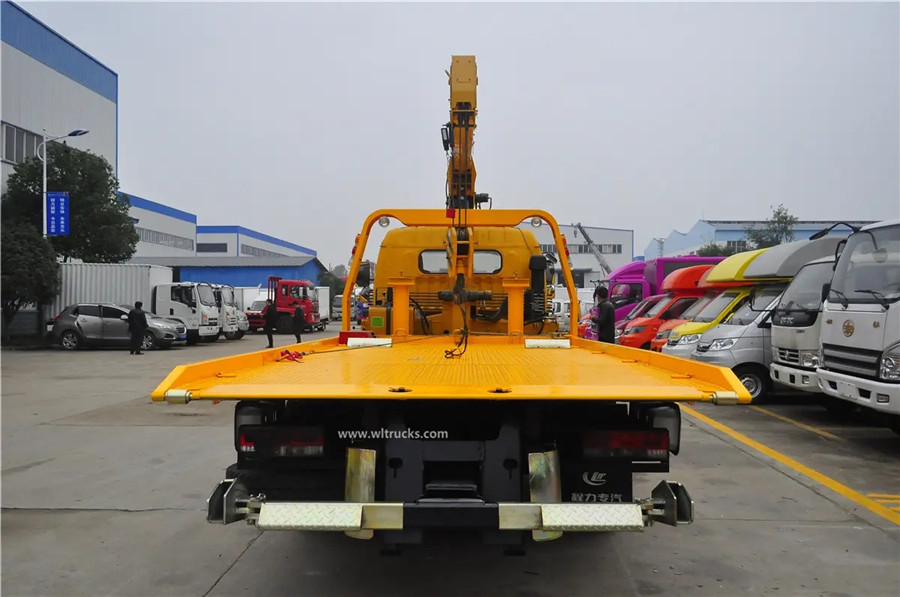 DFAC 4 tonne flatbed wrecker tow truck crane