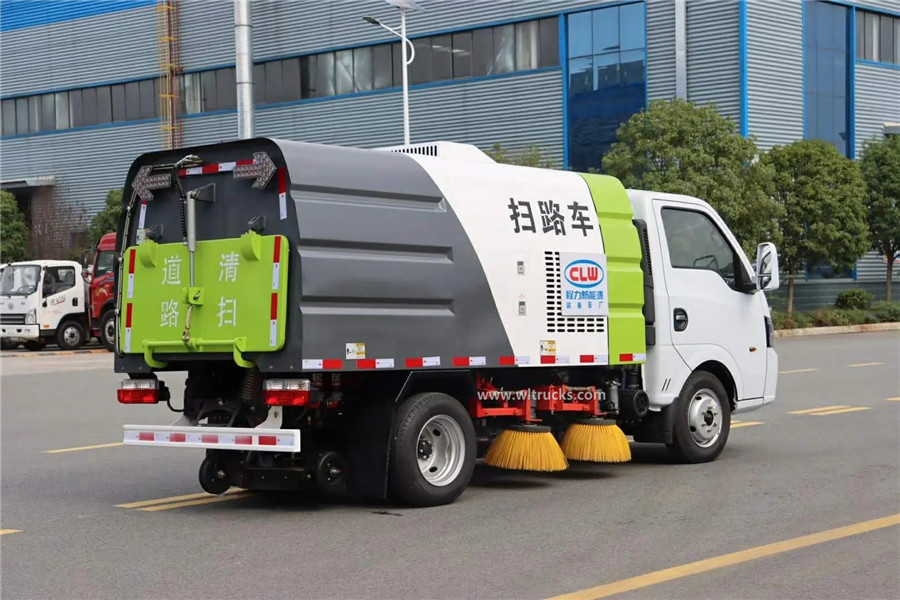 Dongfeng 2 ton vacuum petrol sweeper truck