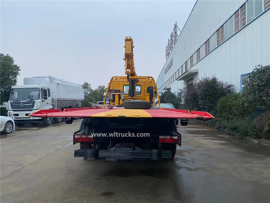 Dongfeng 6-8t flatbed wrecker tow truck with crane