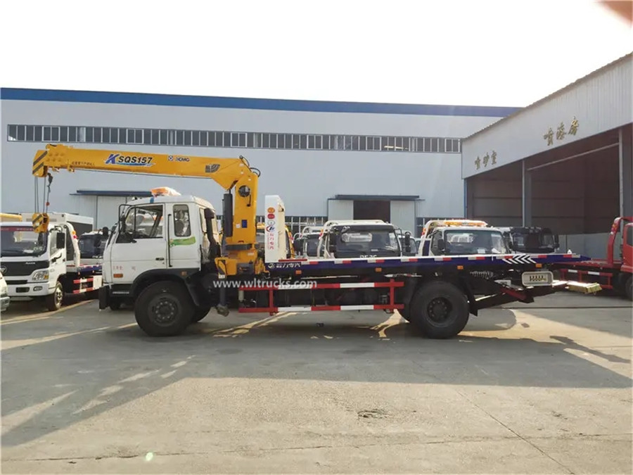Dongfeng 6 ton flatbed recovery truck with crane