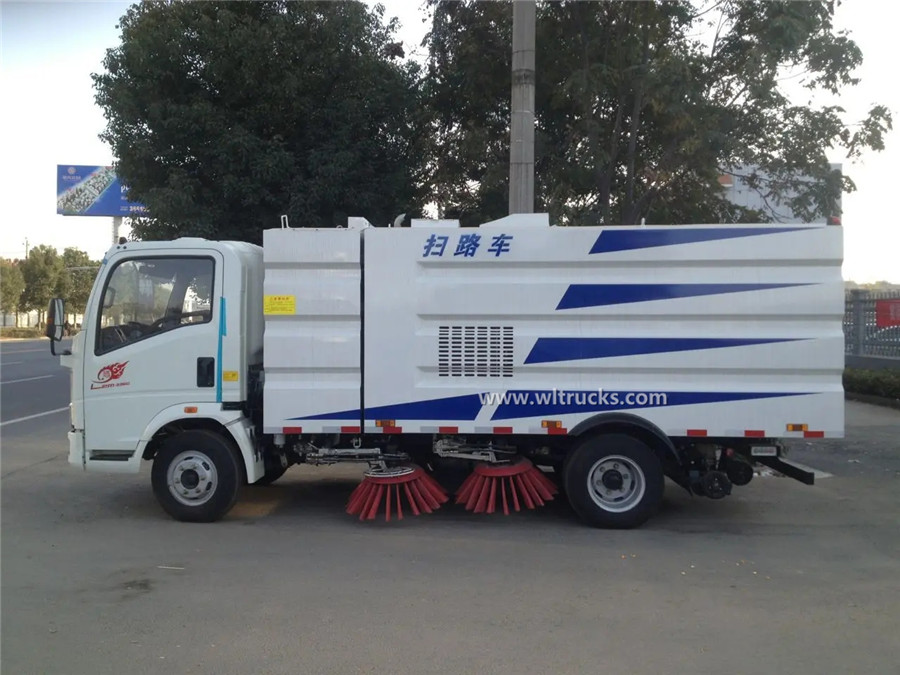 HOWO 5 ton road sweeper cleaning truck