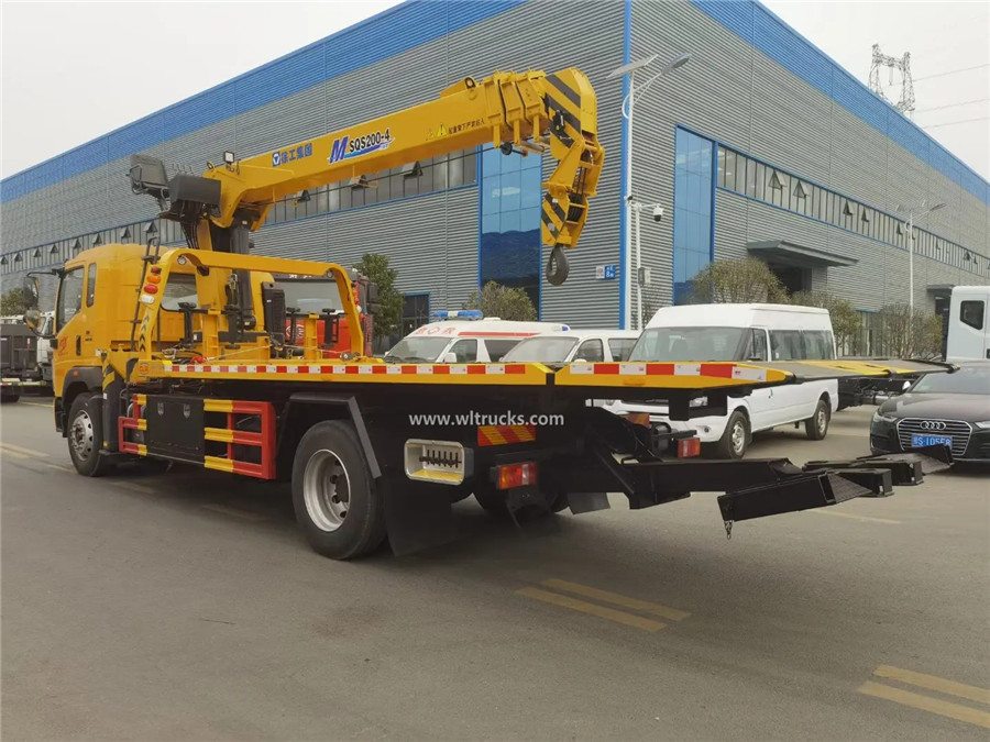 HOWO 8 ton flatbed recovery tow truck with crane