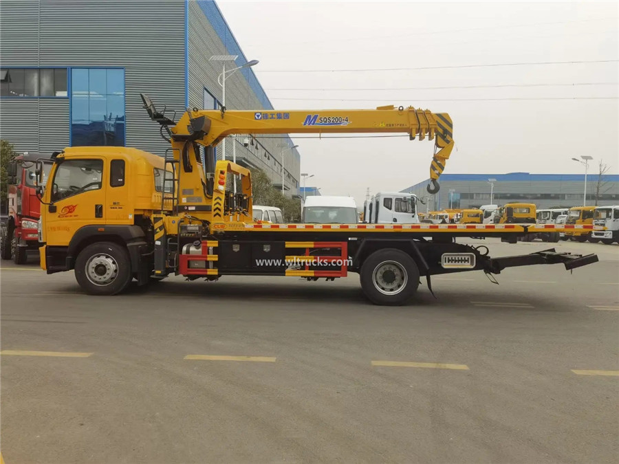 HOWO 8 ton flatbed wrecker tow truck with crane