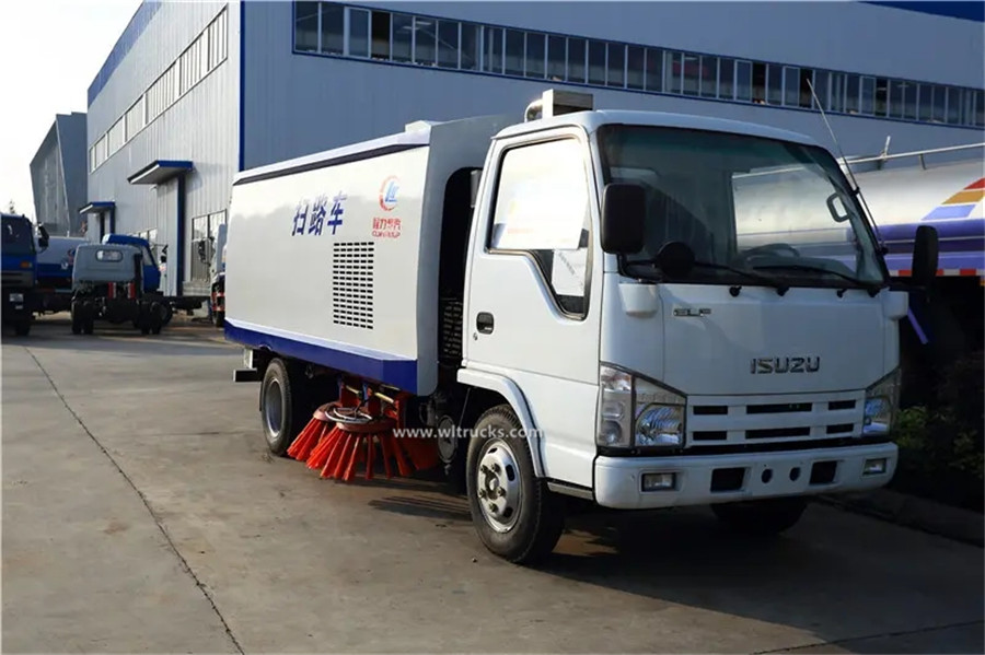 ISUZU NHR 3cbm vacuum runway sweeper truck