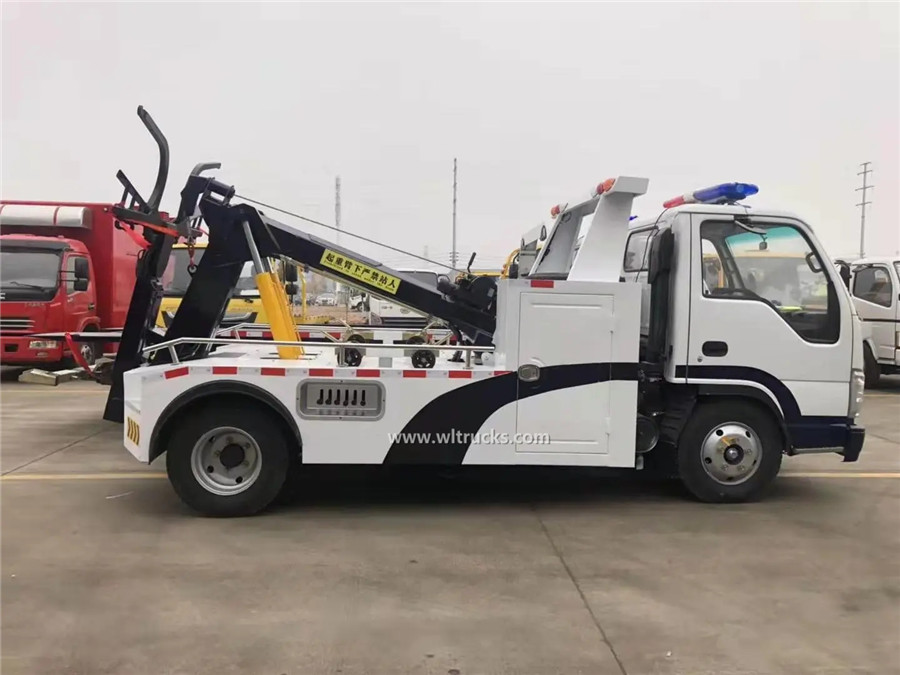 Isuzu HHR 3 ton wrecker towing truck 