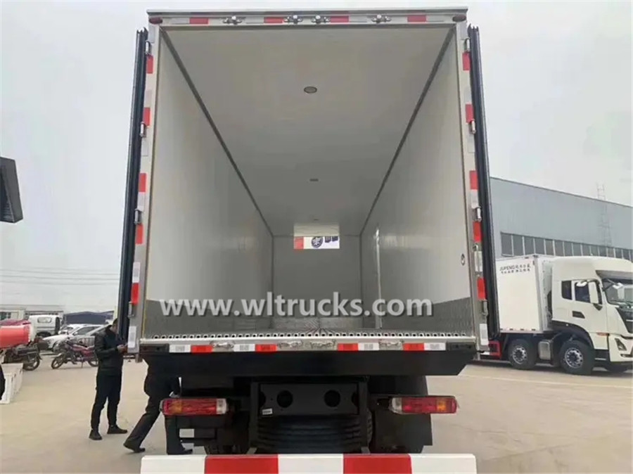 12 wheeler FAW J6P 25mt cold delivery truck