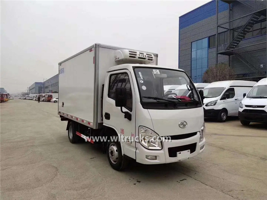 4x2 SAIC Yuejin gasoline mini frozen food truck