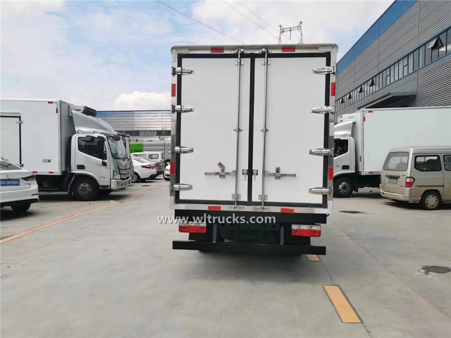6 tire Dongfeng gasoline 1 tonne mini cold truck