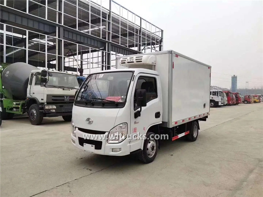 6 tire SAIC Yuejin gasoline mini freezer truck