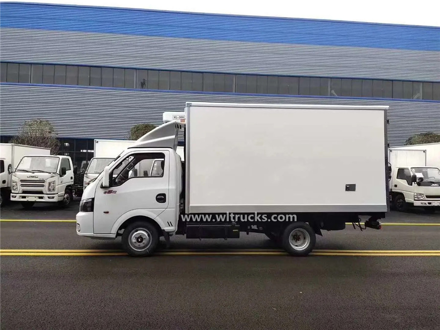 6 tyre Dongfeng diesel mini 2 tonne fridge truck