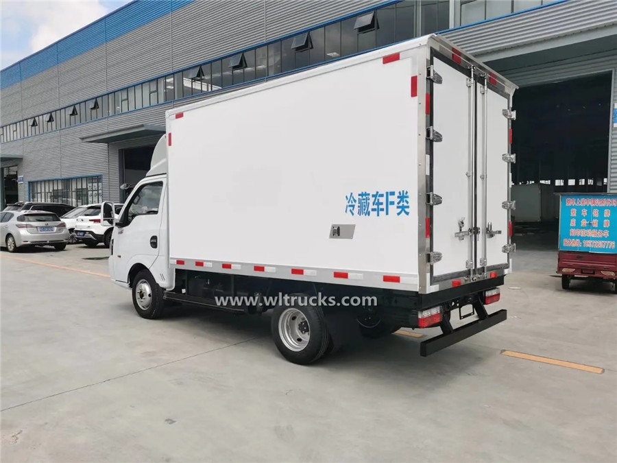 6 wheeler Dongfeng petrol 1.5mt small frozen truck