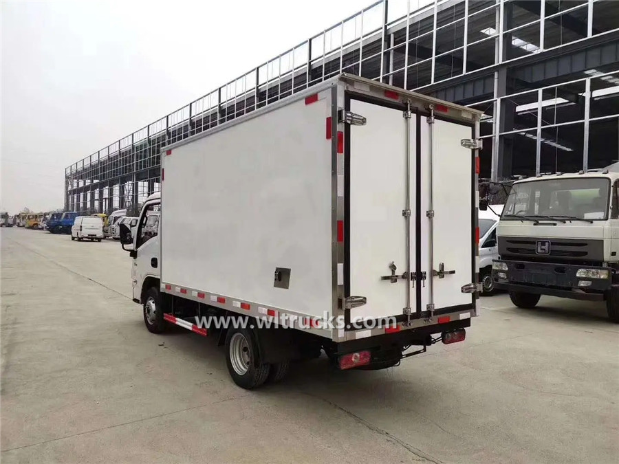 6 wheeler SAIC Yuejin gasoline mini reefer truck