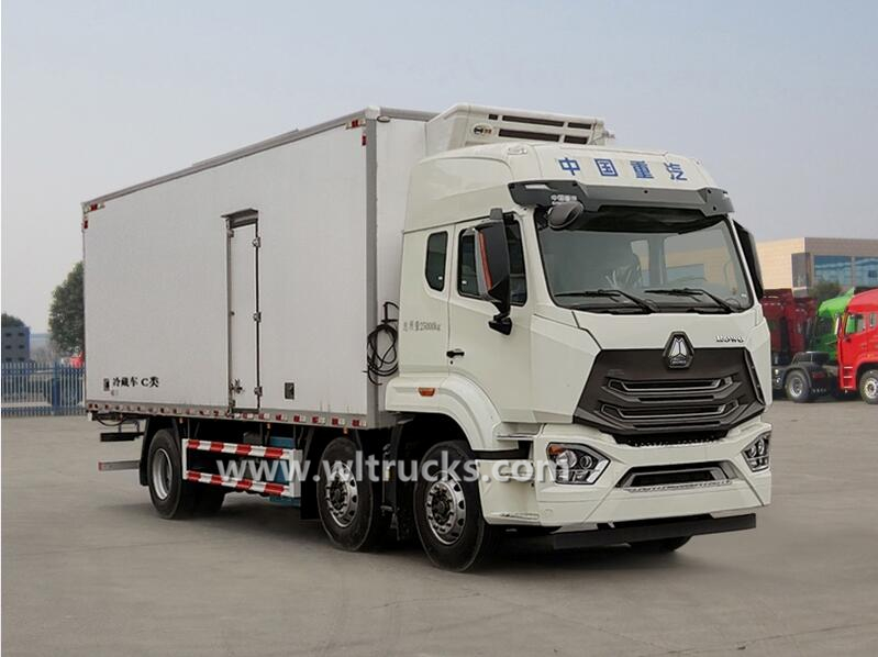 6x2 Sinotruk Hohan 28ft refrigerated cargo truck