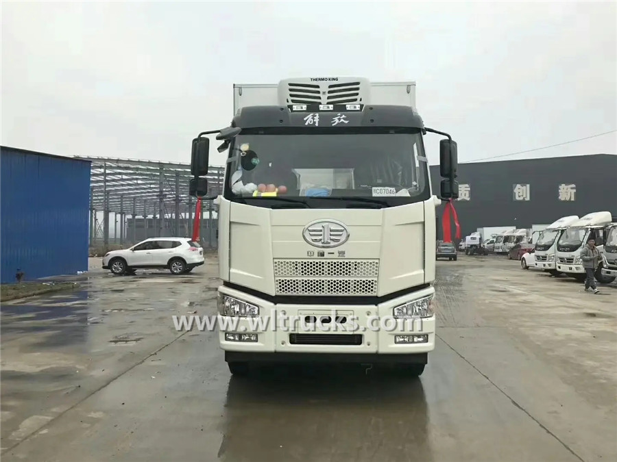 8 tire freightliner fridge truck