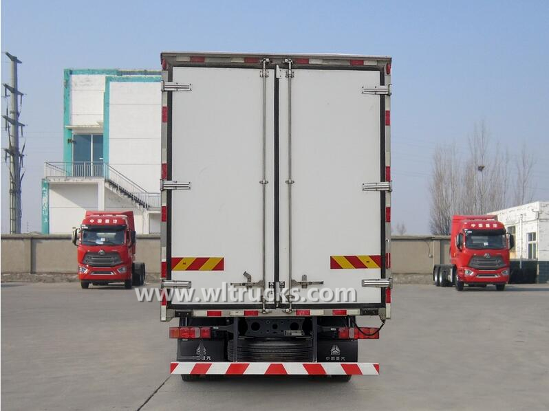 8 wheel Sinotruk Hohan 8.6meters freightliner fridge truck