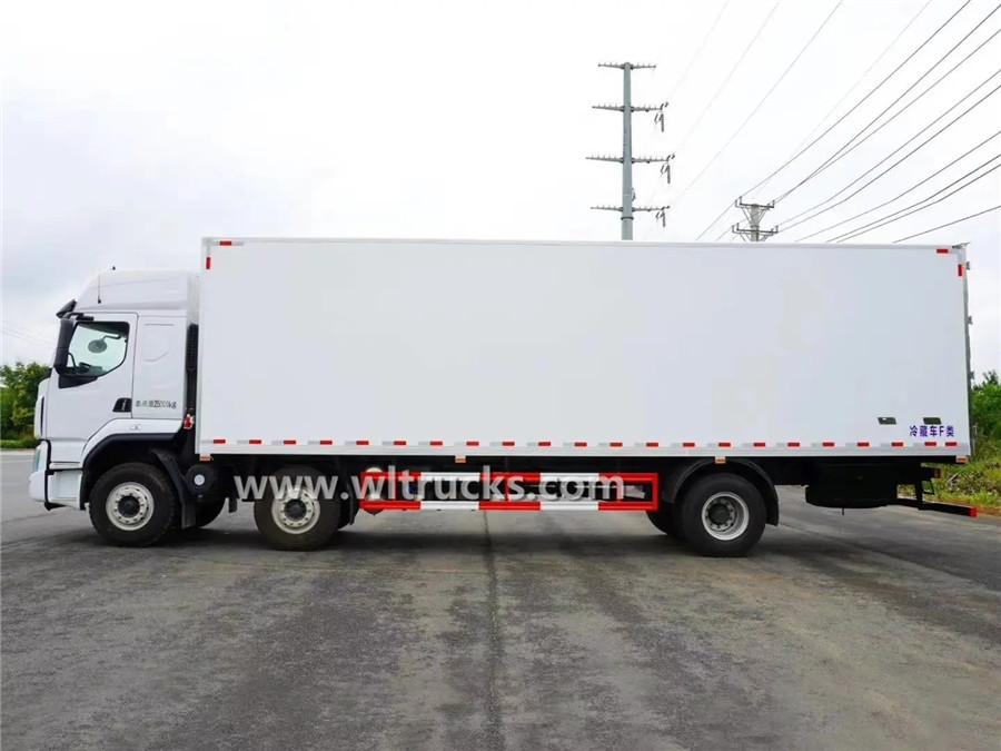 8 wheeler DFLZ Chenglong 18 ton refrigerated cargo truck
