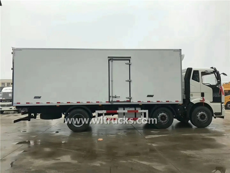 8 wheeler FAW refrigerate vehicle