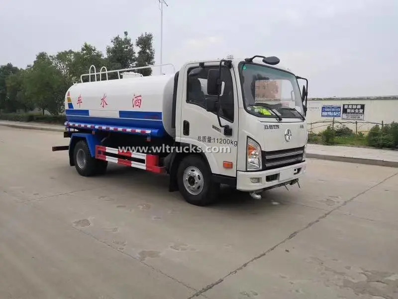 Dayun 6000 liter water tank truck
