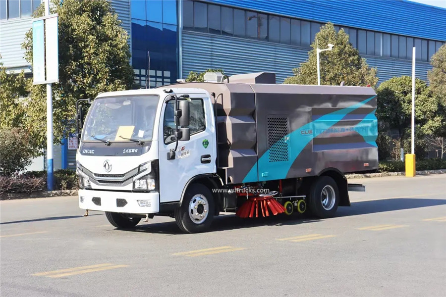 Dongfeng 5 ton street sweeping truck