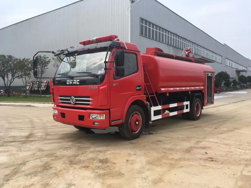 Dongfeng 5000 liter water tank fire truck