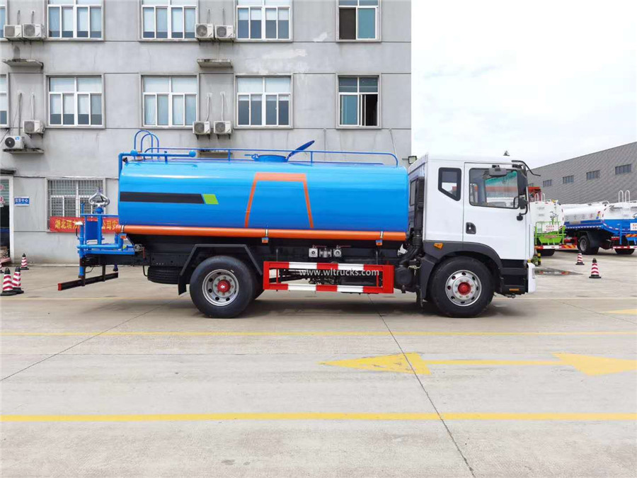 Dongfeng Duolica 2500 gallon water tanker truck