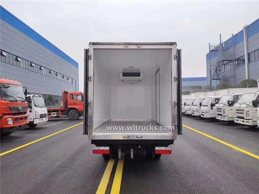 Dongfeng diesel mini refrigerated delivery trucks