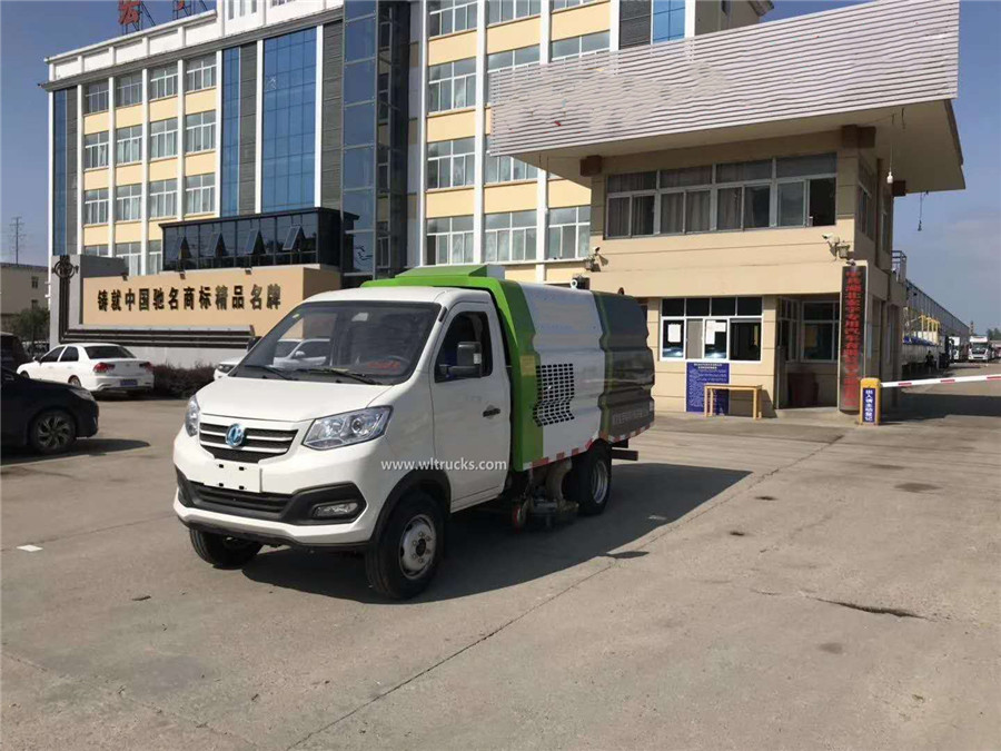 Dongfeng small 2 ton vacuum road sweeper