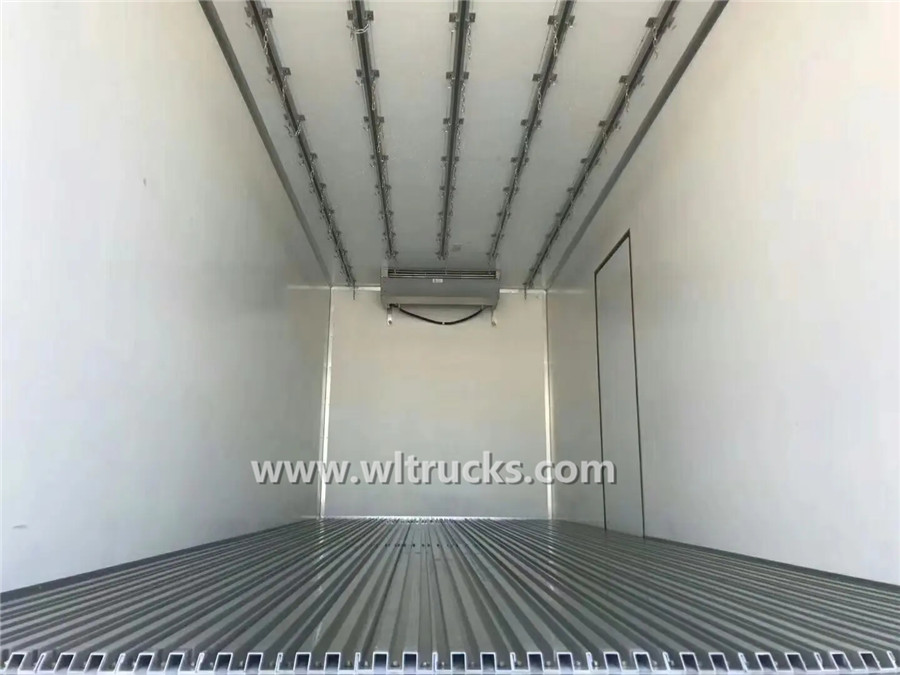 FAW 20t refrigerated transport vehicle