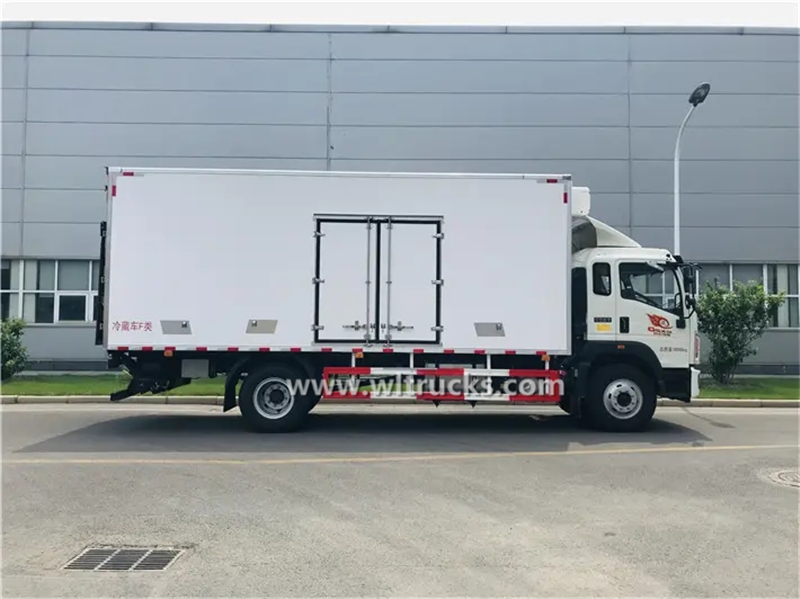 HOWO 39m3 food transport reefer box truck