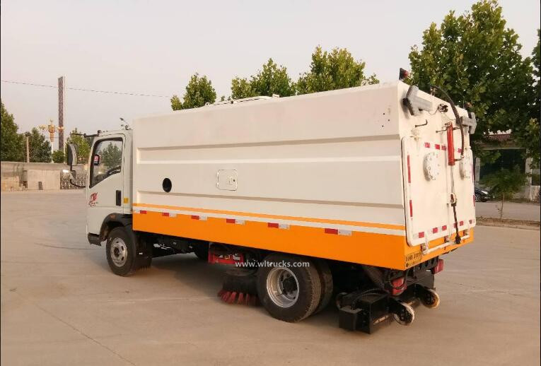 HOWO 5 cubic meters vacuum cleaner street sweeper