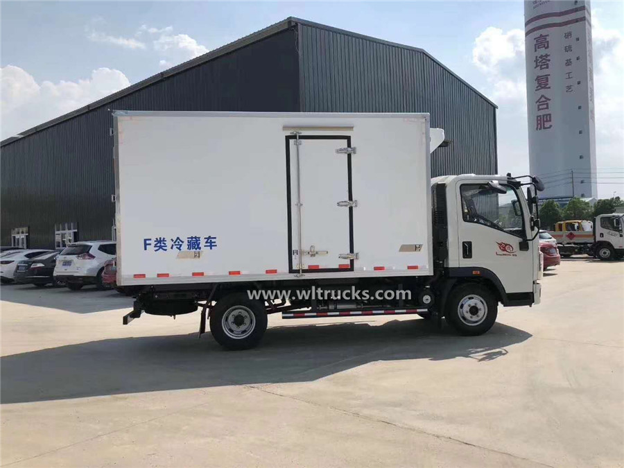 HOWO 5m refrigerated food truck