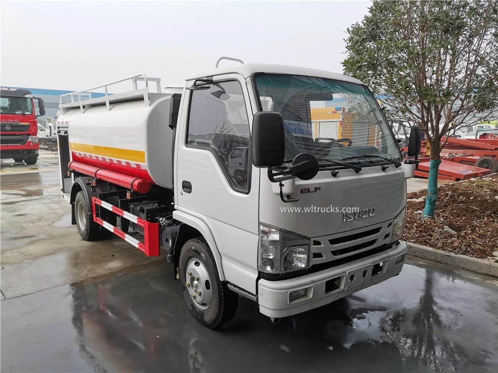 ISUZU ELF 4000L fire fighting water tank truck