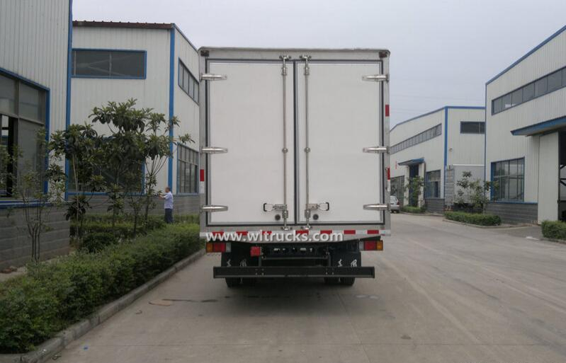 ISUZU NPR 6.9m box frozen truck