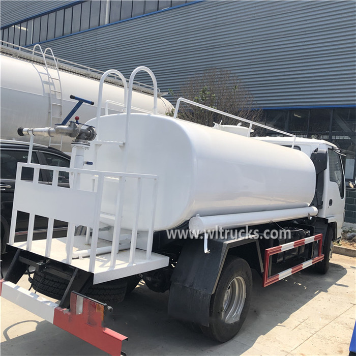 Isuzu 1300 gallon water tanker truck