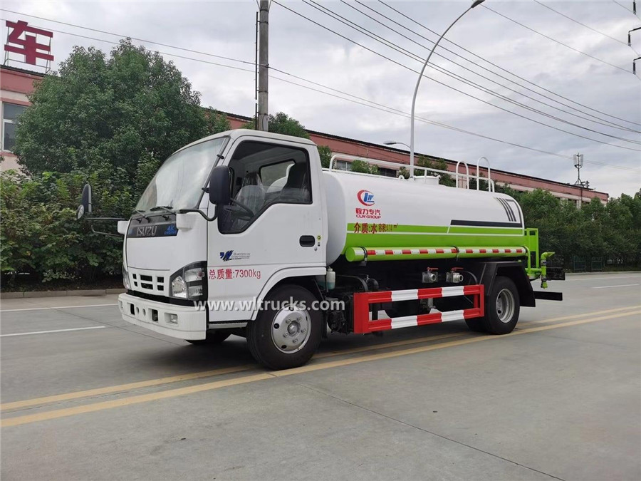 Isuzu 2000 gallon water tank truck