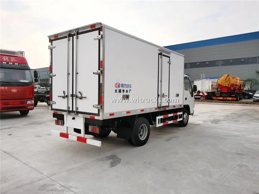 Isuzu ELF 100P 3t refrigerated truck for milk