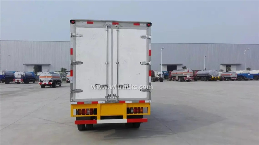 Isuzu double cabin 2 ton cooling truck