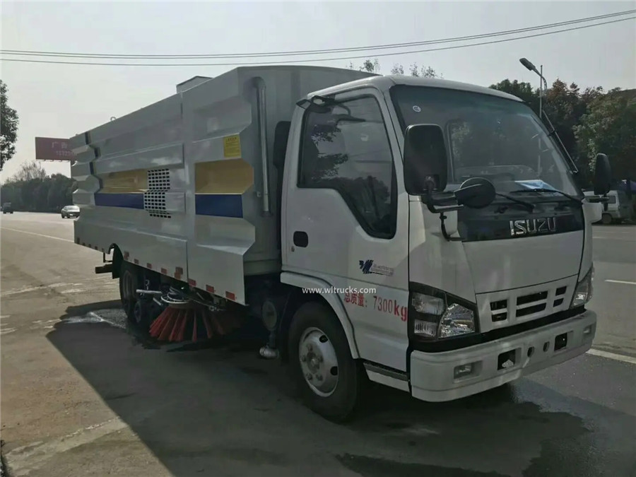 Japan Isuzu 8 ton swivel sweeper