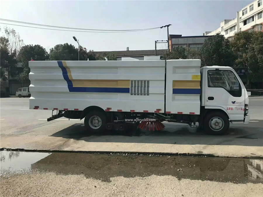 Japan Isuzu 8cbm road washing sweeping truck