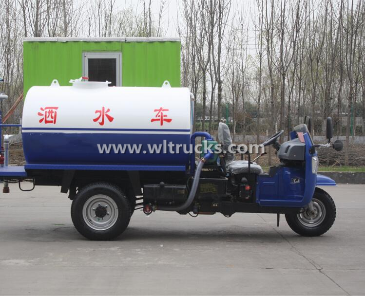 Motorized tricycles 2000L water sprinkler truck